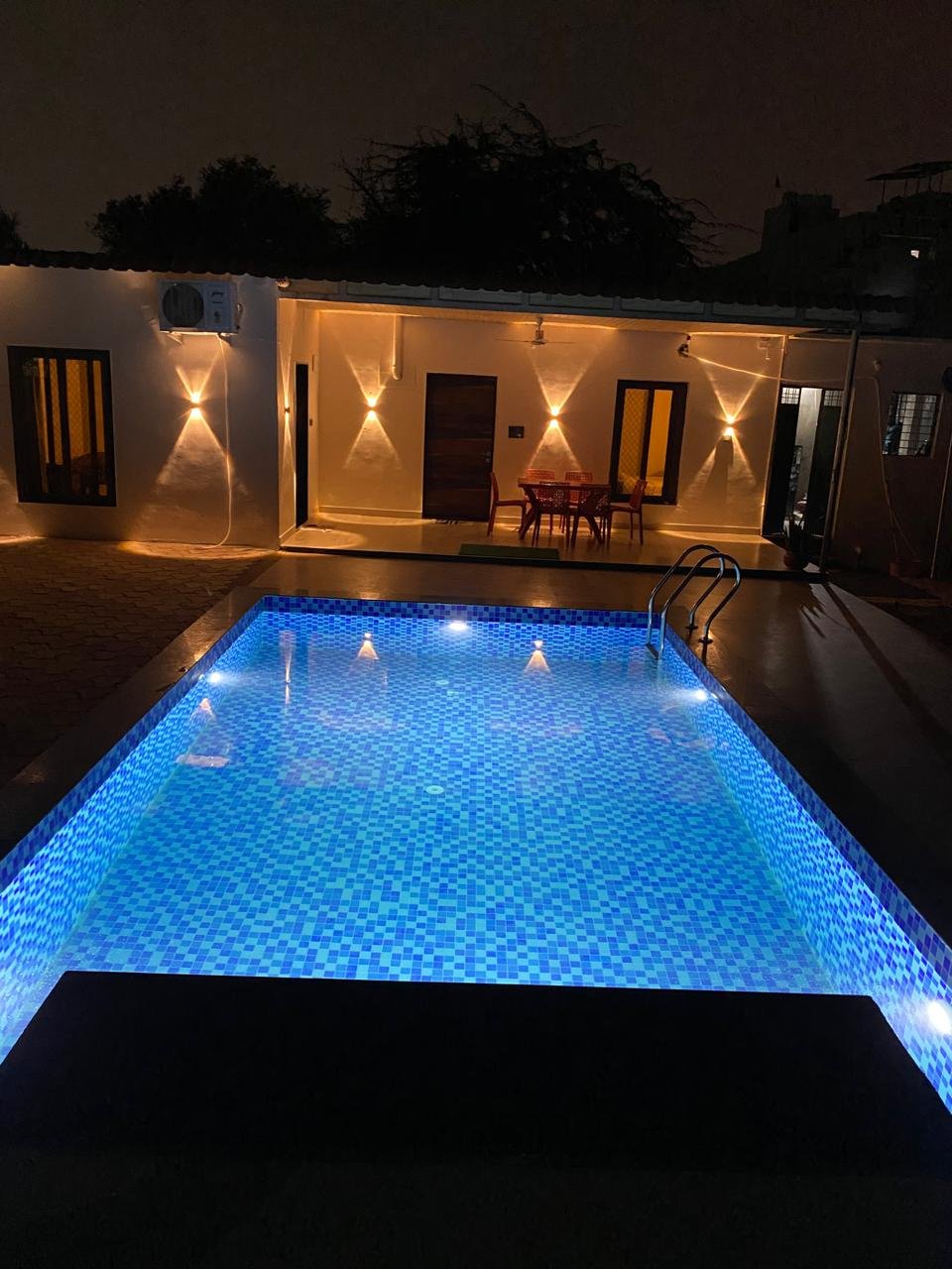 Pool glow